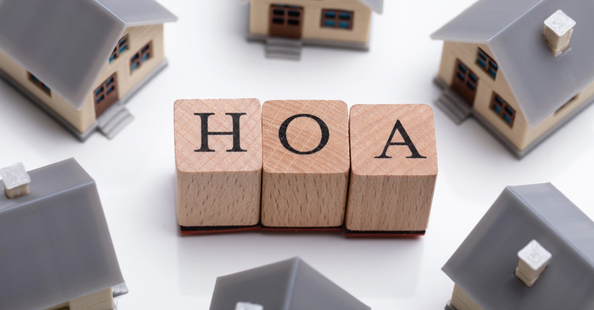 6 toy houses surrounding HOA